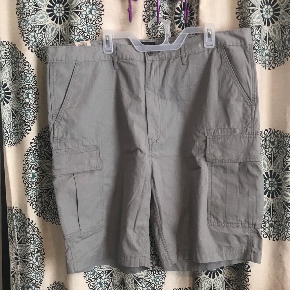 New Levi’s Men’s 42 Grey Carrier Cargo Shorts